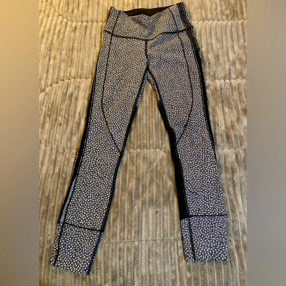Lululemon Hit It Tight Athletic Women’s Black White Mesh Detail Sexy Pattern 2